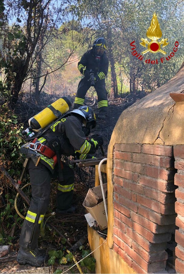 Dal barbecue va a fuoco il giardino: paura in un’abitazione a Tortolì