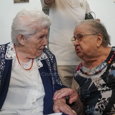 Tzia Maria Teresa con la sorella 91enne (foto S.Novellu)