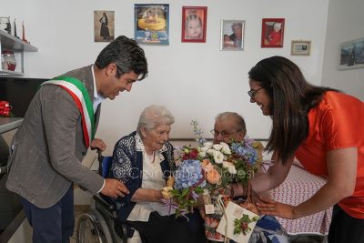 Tzia Maria Teresa con l'assessore Rachele Piras e il sindaco Andrea Soddu (foto S.Novellu).jpg