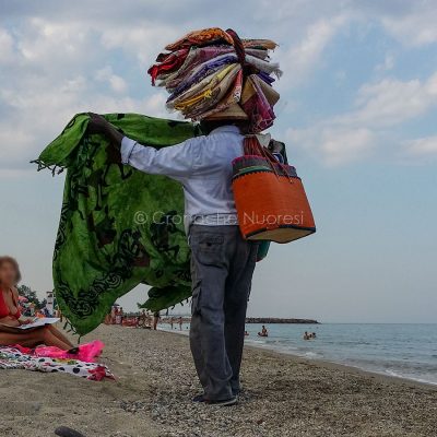 Un venditore ambulante in spiaggia (foto S.Novellu)
