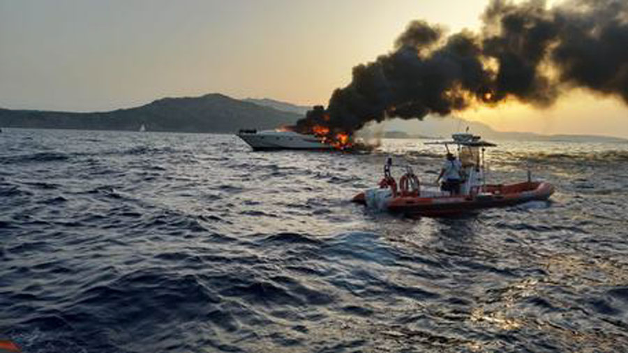 Porto Cervo. Yacht di  19 metri prende fuoco e affonda: salvati 8 diportisti