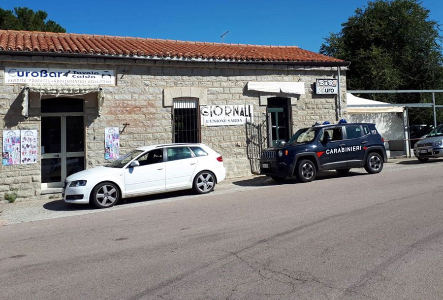 Sferra una coltellata all’amico ma viene colpito con una bottigliata in testa: due giovani in ospedale