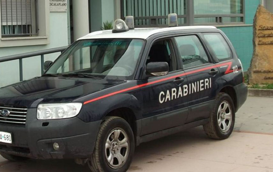 Disturba i passanti. Fermato dai Carabinieri si scaglia contro di loro e li minaccia di morte: 46enne arrestato