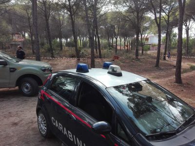 I Carabinieri durante il ritrovamento del coccodrillo a Orosei