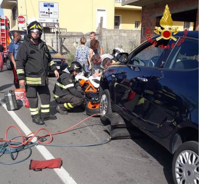 I Vigili del fuoco al lavoro sui due mezzi coinvolti