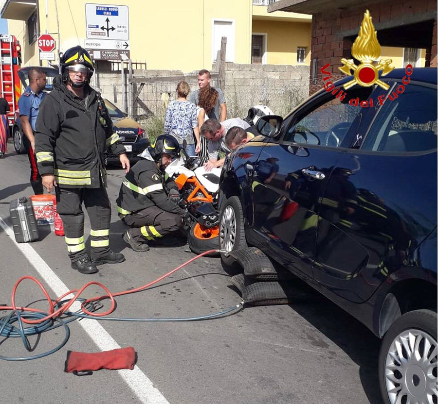 Scontro auto moto in centro città: per fortuna illesi i conducenti