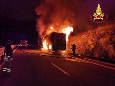 L'autoarticolato andato a fuoco sulla 131DCN