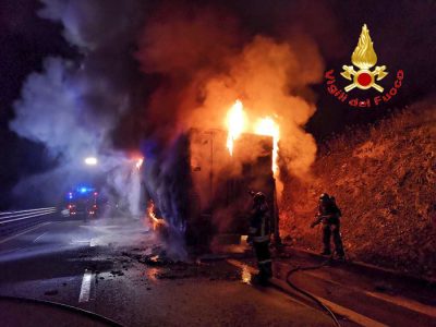 L'autoarticolato andato a fuoco sulla 131DCN