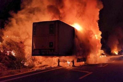 L'autoarticolato andato a fuoco sulla 131DCN