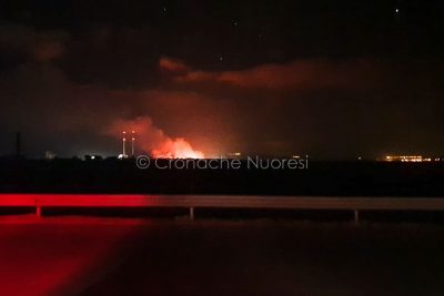 Incendio nella zona industriale di Ottana (foto Cronache Nuoresi)