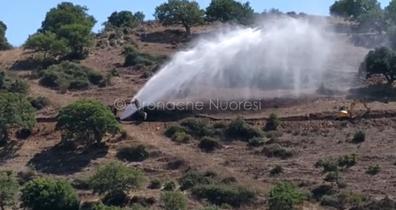 Nuoro. Durante uno scavo in un terreno danneggiata la condotta idrica in zona Beata Maria Gabriella – VIDEO