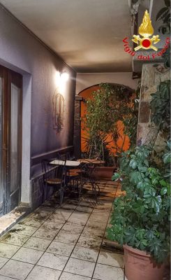 La veranda del bar dato alle fiamme a Siniscola