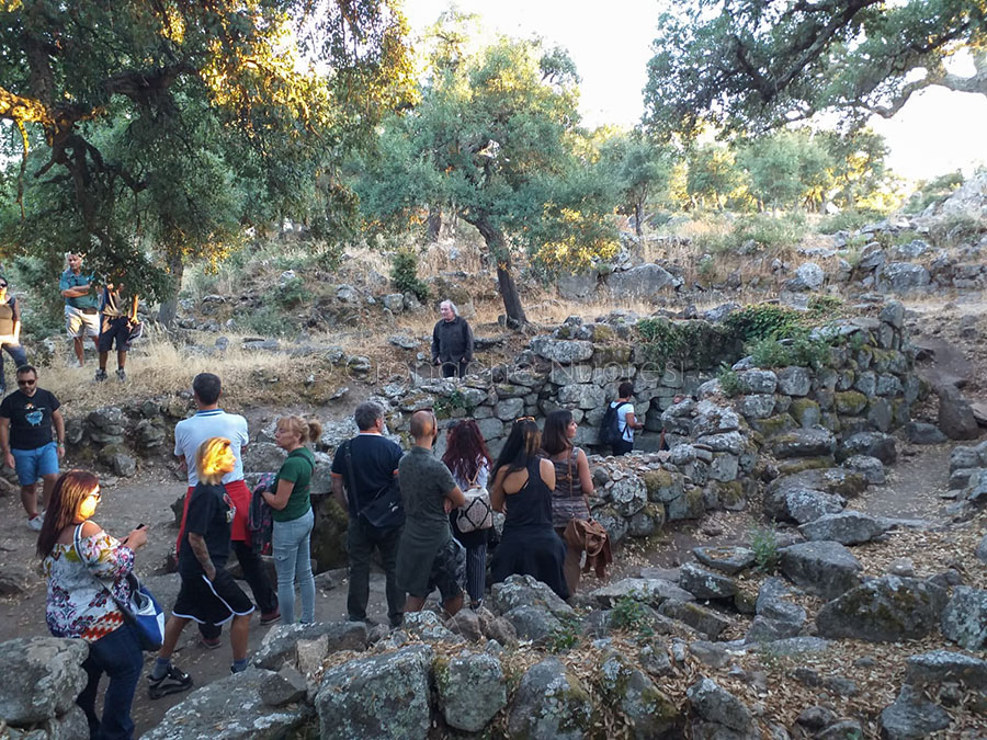 Vandali in azione nell’area archeologica di Noddule: sfondato il container e rubati i tavoli da picnic