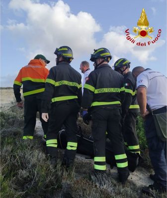 Le operazioni di recupero della vittima a S'Archittu (foto VVFF Oristano)