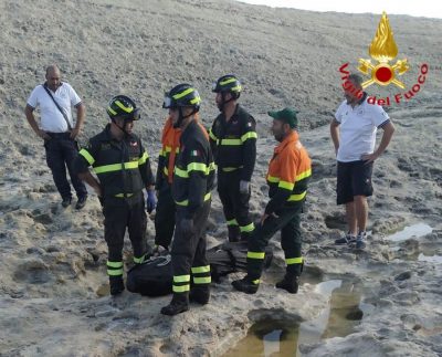 Le operazioni di recupero della vittima a S'Archittu (foto VVFF Oristano)