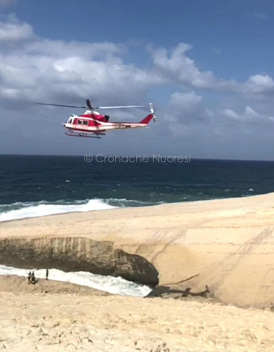 Precipita in mare scattando una foto a S’Archittu e muore: sospese per il maltempo le ricerche del corpo