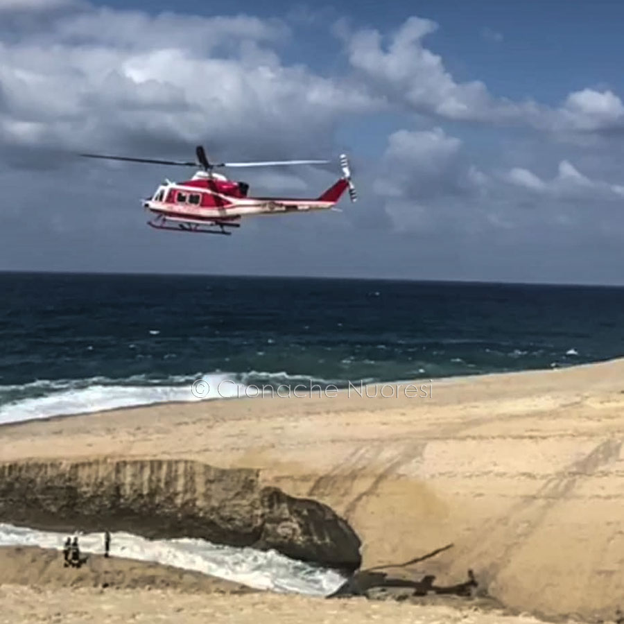 Scatta una foto, precipita in mare dalla scogliera di S’Archittu e muore