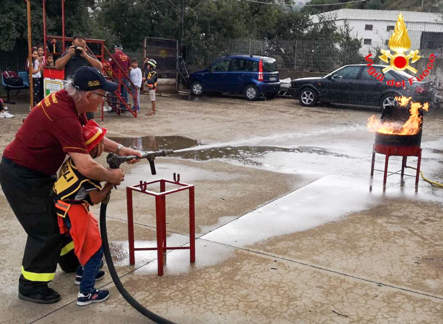 Lanusei. Bambini e ragazzi visitano la caserma dei  Vigili del Fuoco e giocano a “Pompieropoli”