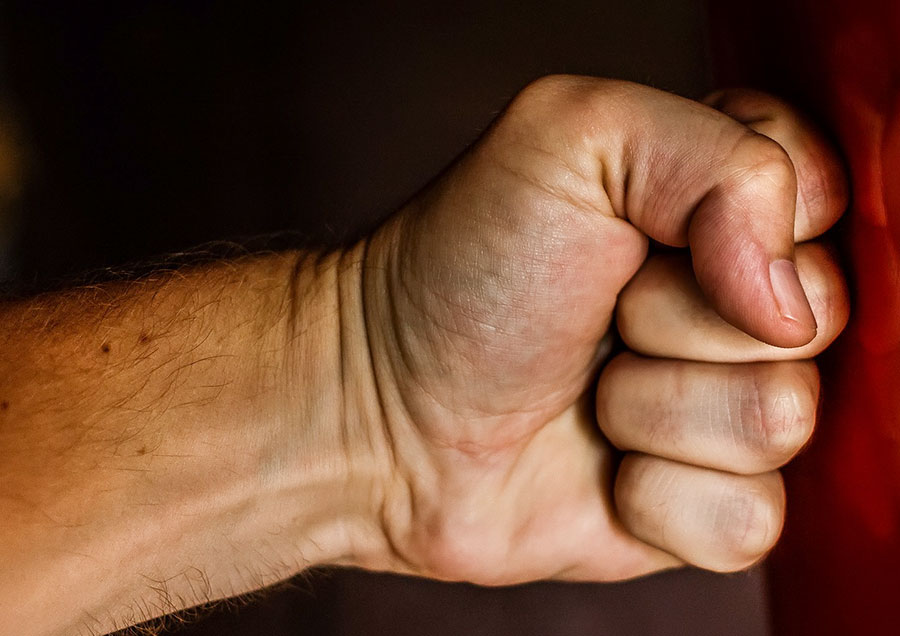 Insulti, schiaffi e stupri nei confronti della moglie: arrestato un 48enne