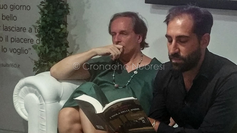 Nel salotto letterario di Suite 160 il noir e i misteri dell’Isola delle anime catturano i presenti