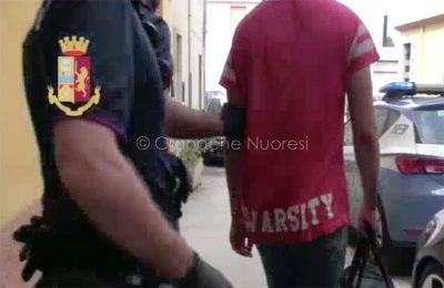 Uno degli arrestati condotto in Questura