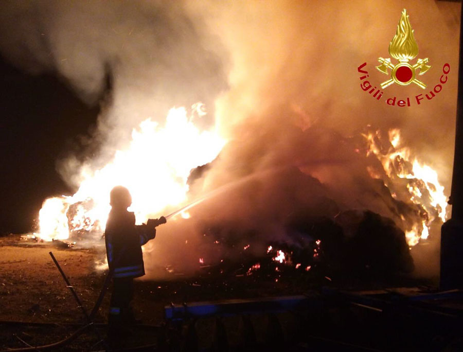 Fonni. Fienile a fuoco nella notte: in cenere 600 rotoballe di fieno