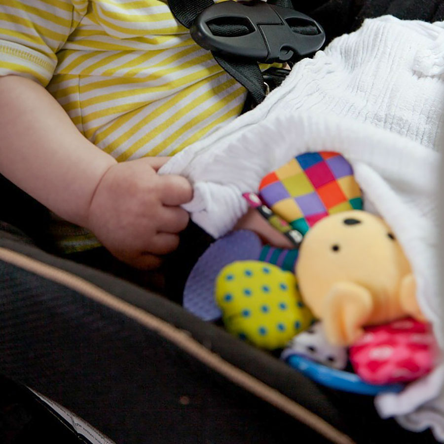 Il papà lo “dimentica” in auto e va al lavoro: bimbo di due anni muore per il caldo soffocante