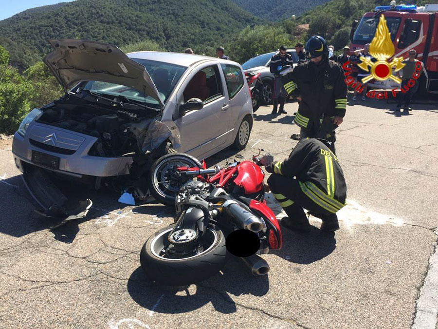 Giovane centaura si schianta con la Ducati contro una Citroen: ricoverata al San Francesco in codice rosso