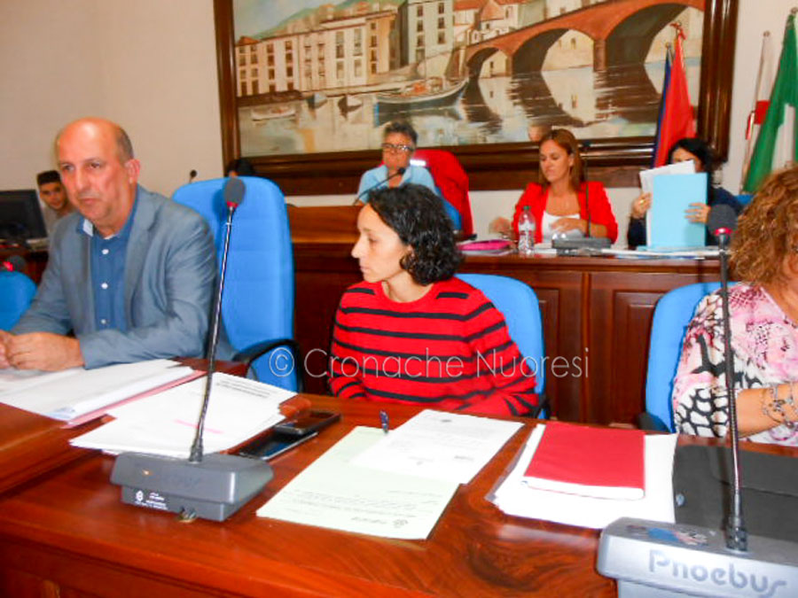 Bosa solidale con la comandante  Caiazzo in un abbraccio simbolico in consiglio comunale