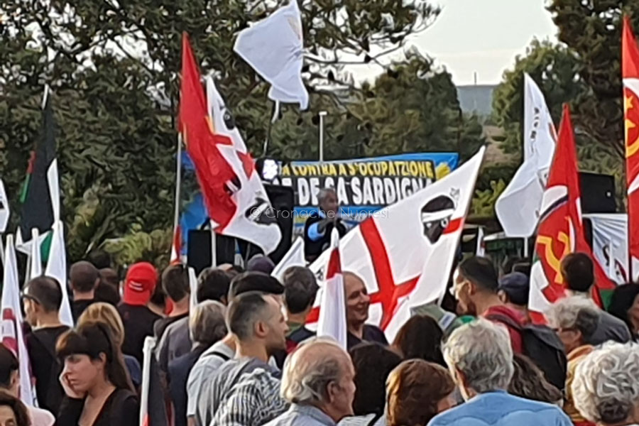 “No alle basi  e alle esercitazioni militari”: a Capo Frasca migliaia di persone da tutta l’Isola