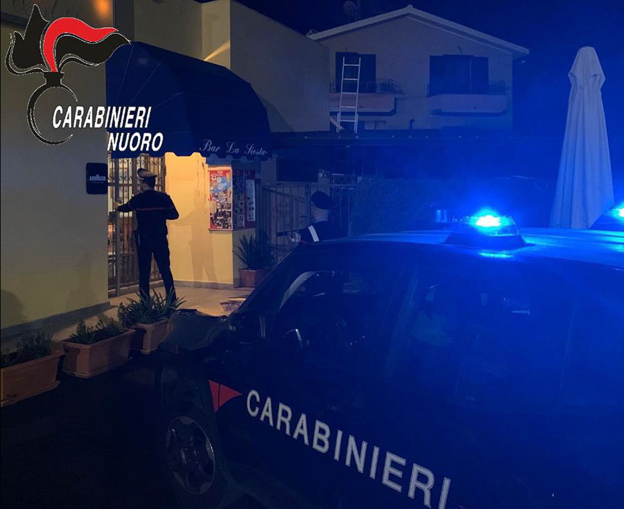 Tentano di rubare il cambia monete in un bar ma arrivano i Carabinieri: ladri in fuga
