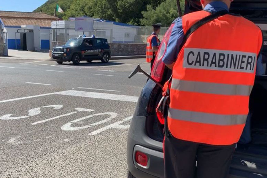 A un posto di blocco colpisce un Carabiniere al viso: arrestata per resistenza e lesioni