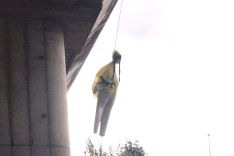 Il fantoccio di Greta Thunberg impiccato a Roma. “Gli svegli” rivendicano il gesto.