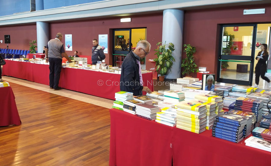 Tra mille difficoltà l’amministrazione comunale di Macomer inaugura la fiera del Libro