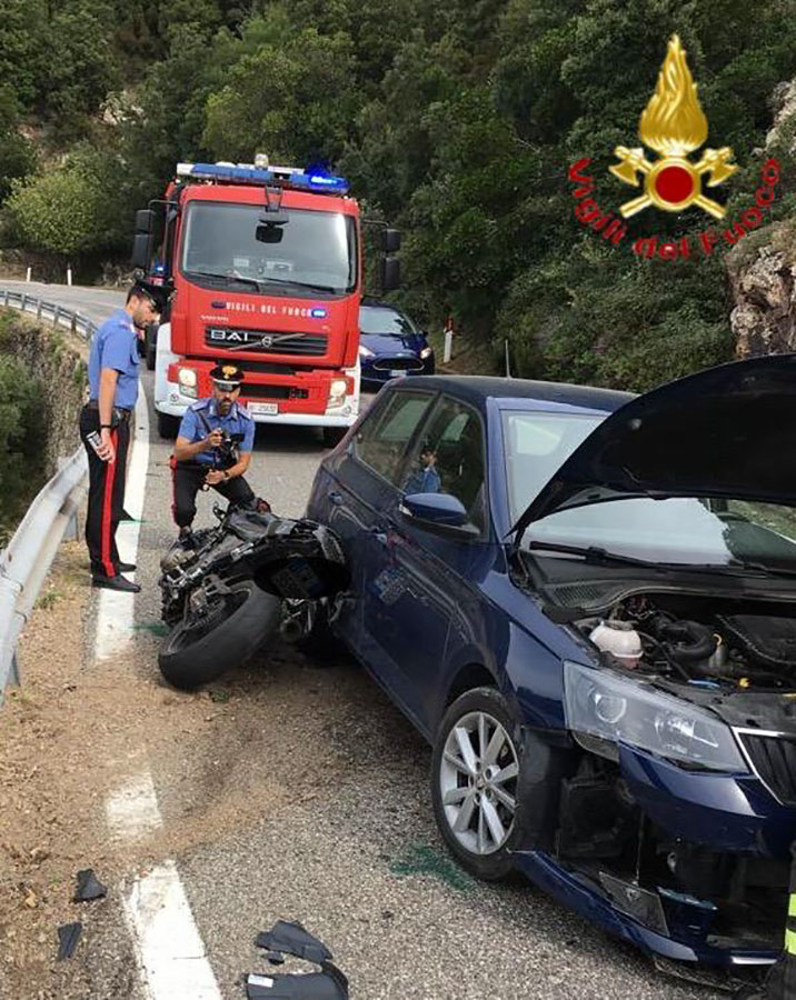 Frontale auto-moto: gravi lesioni per centauro trasportato in ospedale con l’elisoccorso