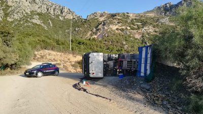 Il camion dopo il ribaltamento