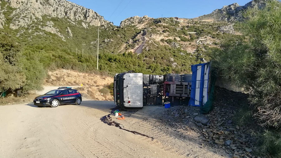 Siniscola. Camion si ribalta dentro il cementificio: autista ricoverato in ospedale