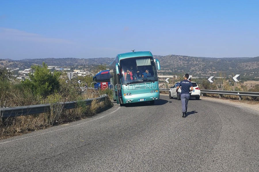 Pullman con a bordo gli studenti dell’Agrario in panne vicino alla galleria di Prato Sardo