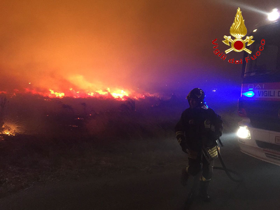 Bosa assediata dal fuoco per tutta la notte: evacuate 30 persone a Bosa Marina