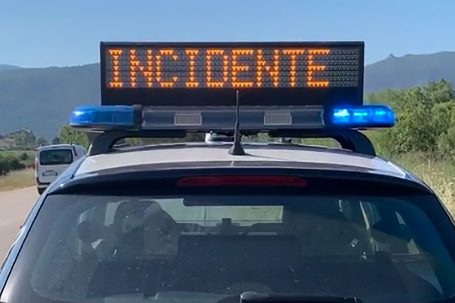 Motociclista dorgalese esce di strada in curva e si schianta contro un camion