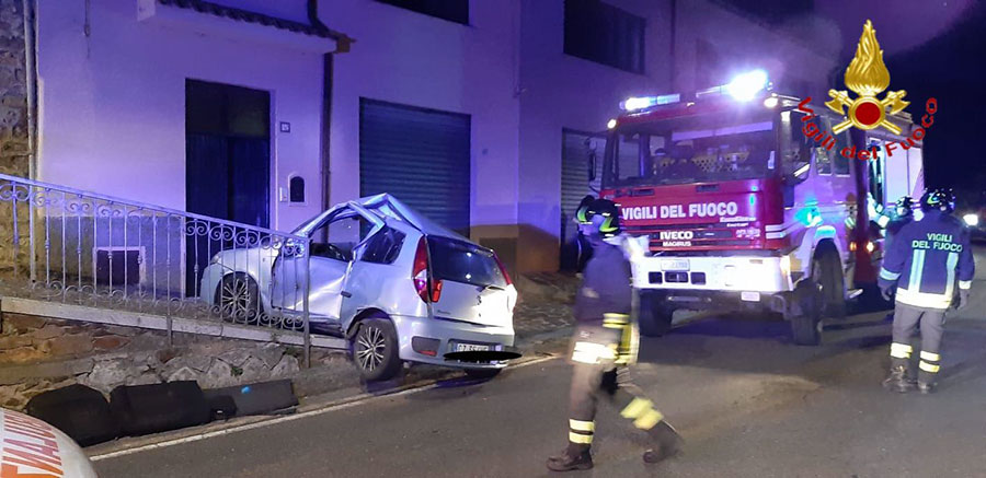 Perdono il controllo dell’auto e si schiantano contro una ringhiera : due feriti