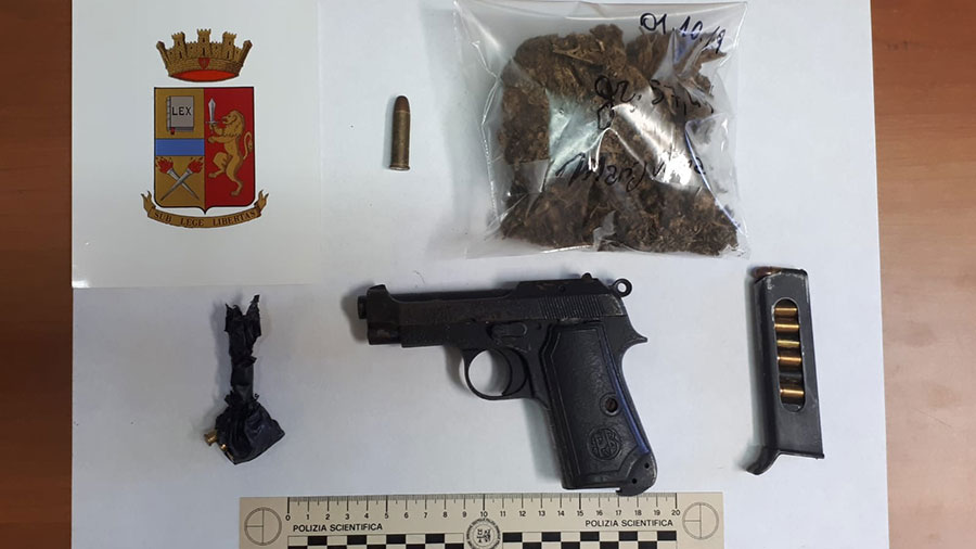 Pistola, munizioni e marijuana a casa:  meccanico 37enne arrestato dalla Polizia