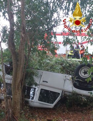 L'auto ribaltata dopo l'incidente