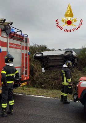 L'auto ribaltata dopo l'incidente