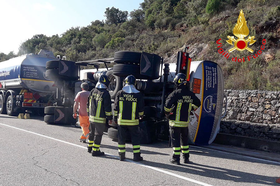 Cisterna carica di gasolio perde il controllo e si ribalta