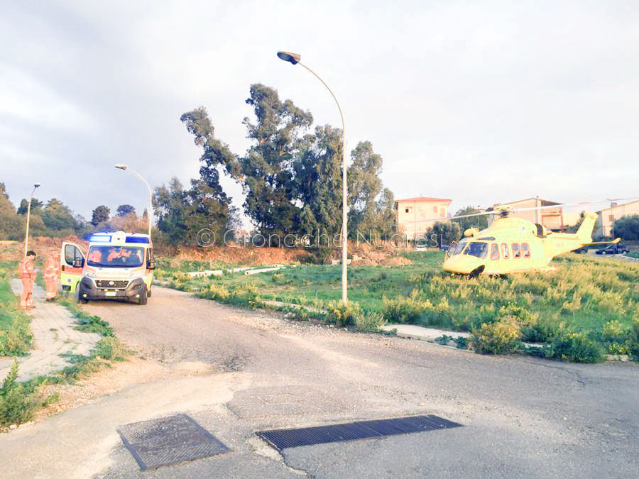 Precipita al suolo da otto metri mentre ripara il tetto: grave 53enne