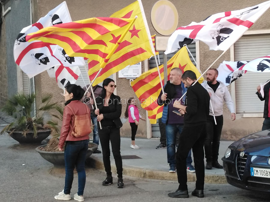 Nuoro. Sit in degli esponenti di  “Liberu”  davanti alla Prefettura per solidarizzare con la Catalogna
