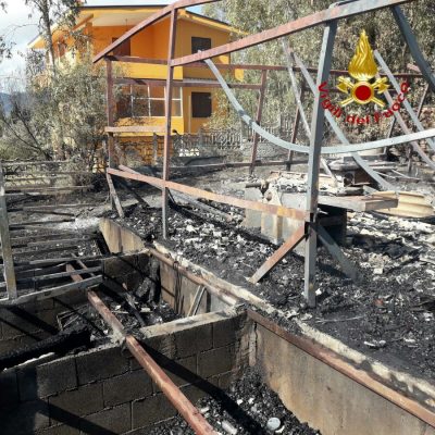 I resti del capannone distrutto dalle fiamme