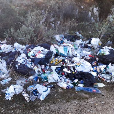 I rifiuti sulla strada dell'Ortobene