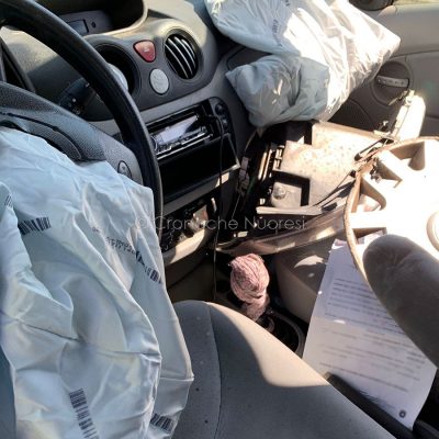 Un dettaglio dell'auto dopo l'incidente